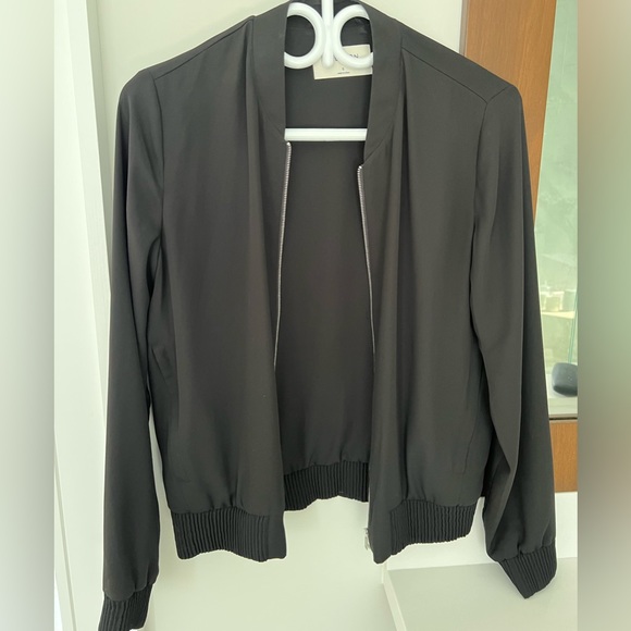 Aritzia Gilroy Bomber (crepe material) - Picture 2 of 3